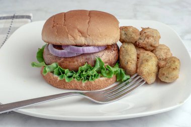 Portobello burger, soğanlı ve marullu brokoli soslu çörek., 