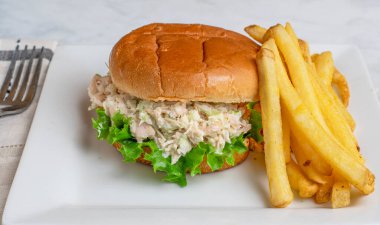 Soğanlı tavuk salatası ve patates kızartmasıyla servis edilen marullu kereviz.