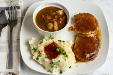 Sos soslu salisbury biftek üstü ve maydanozlu patates püresi..