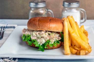 Soğanlı tavuk salatası ve patates kızartmasıyla servis edilen marullu kereviz.