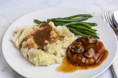 Salisbury bifteği, mantarlı ve soğanlı yeşil fasulye ve patates püresi.