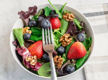 Bahar salatası ve çilek ve yaban mersini üstü ve ceviz.
