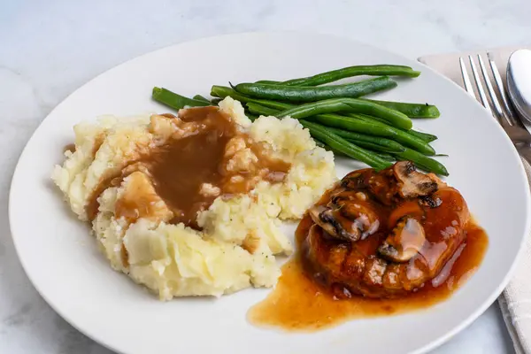 Salisbury bifteği, mantarlı ve soğanlı yeşil fasulye ve patates püresi.
