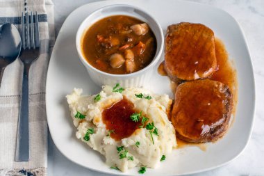 Sos soslu salisbury biftek üstü ve maydanozlu patates püresi..