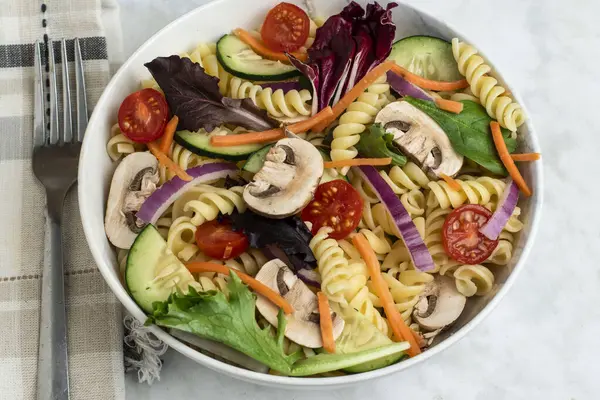  Domatesli, mantarlı, salatalıklı ve bahar sebzeli makarna.