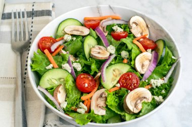 Mantarlı salata ve keçi peyniri., 