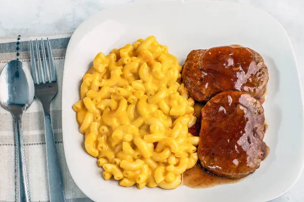 Salisbury bifteği soslu makarna ve peynirli., 