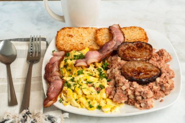 Çırpılmış yumurta, maydanozlu domuz pastırması, sosisli börek ve mısır köftesi.