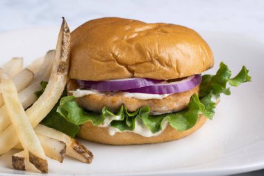  Somon burger ve soğan ve tarter sosu Brioche çöreğinde servis edilir.