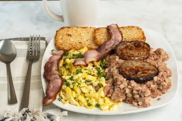 Çırpılmış yumurta, maydanozlu domuz pastırması, sosisli börek ve mısır köftesi.