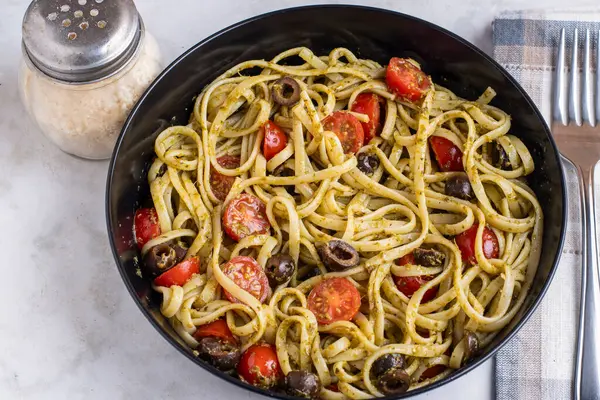 Domates ve zeytinle servis edilen pesto soslu linkin.