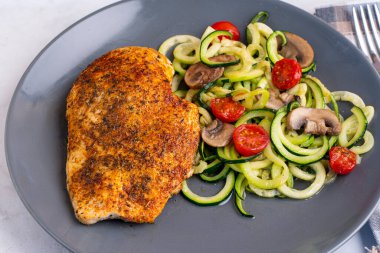 domatesli ve mantarlı kabaklı erişte ile servis edilen tavuk göğsü..