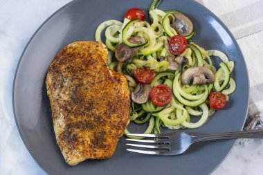 domatesli ve mantarlı kabaklı erişte ile servis edilen tavuk göğsü..