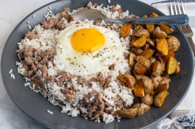  Maydanozlu sahanda yumurta, pilav, sosis ve patates kızartması..