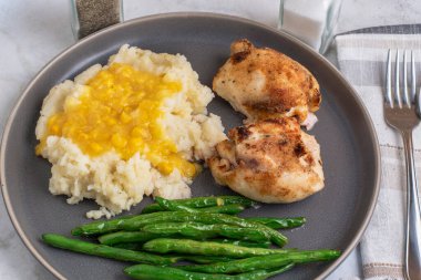 Patates püresiyle servis edilen tavuk budu kremalı mısır ve yanında sotelenmiş yeşil fasulye..