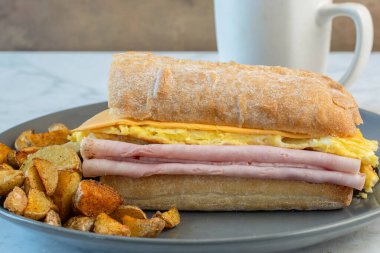 Jambonlu ve peynirli omlet ve ciabatta, yanında da patates kızartması.