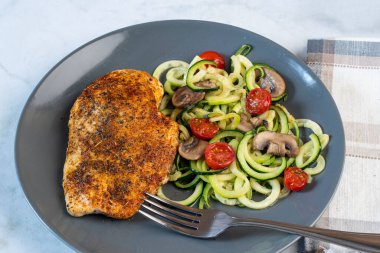 domatesli ve mantarlı kabaklı erişte ile servis edilen tavuk göğsü..