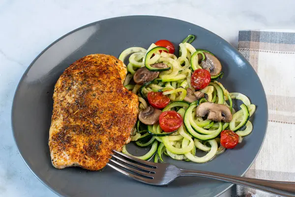 domatesli ve mantarlı kabaklı erişte ile servis edilen tavuk göğsü..