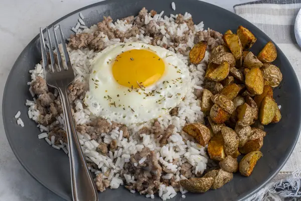  Maydanozlu sahanda yumurta, pilav, sosis ve patates kızartması..