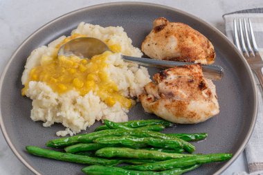 Patates püresiyle servis edilen tavuk budu kremalı mısır ve yanında sotelenmiş yeşil fasulye..