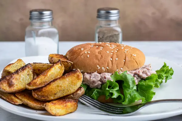 Patates dilimli susamlı salata.