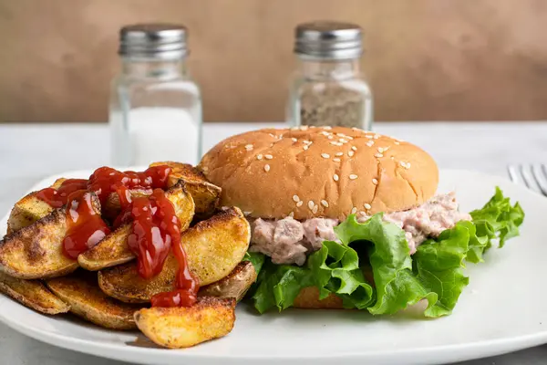 Patates dilimli susamlı salata.