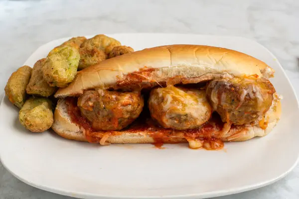 Alt rulo peynirli köfte ve sebze kroket ile servis edilir.