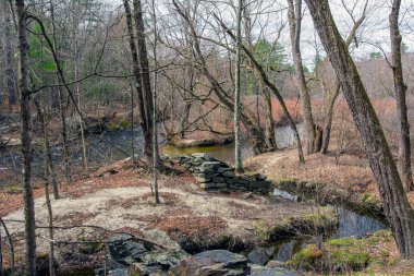 Lancaster Massachusetts 'in aşçı koruma alanında bulunan Shoeshank Mills' in eski yeri.