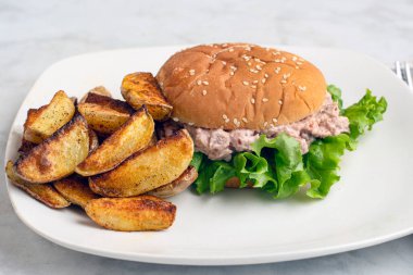 Patates dilimli susamlı salata.