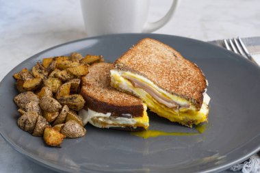 Kanadalı kızarmış yumurta, peynirli eritme kahvaltısı, patates kızartmasıyla servis edilen kum..