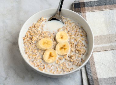 yulaf ezmesi ve muzla servis edilen süt.