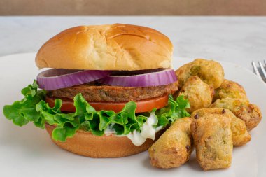 Marullu garen vejetaryen burger, brokoli soslu çörekli domates..