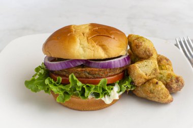 Marullu garen vejetaryen burger, brokoli soslu çörekli domates..