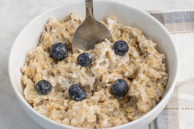 Bir kase yulaf ezmesi ve böğürtlen., 