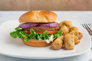 Marullu garen vejetaryen burger, brokoli soslu çörekli domates..