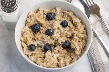 Bir kase yulaf ezmesi ve böğürtlen., 