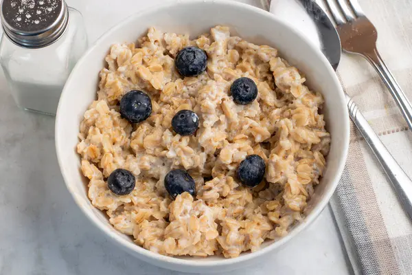 Bir kase yulaf ezmesi ve böğürtlen., 