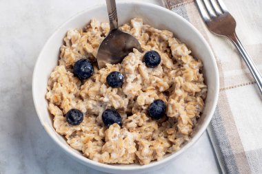 Bir kase yulaf ezmesi ve böğürtlen., 