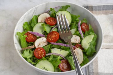 Salatalık, domates, soğan ve mantarlı bahçe salatası.