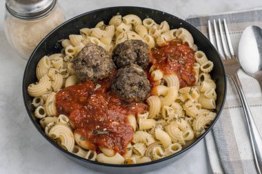 Soslu ve köfteli makarna.