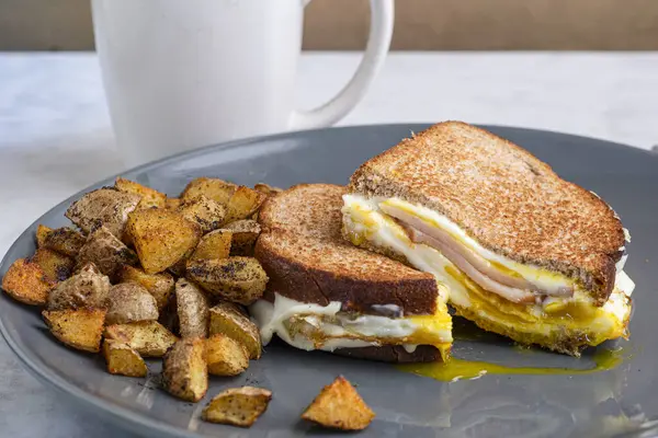 Kanadalı kızarmış yumurta, peynirli eritme kahvaltısı, patates kızartmasıyla servis edilen kum..