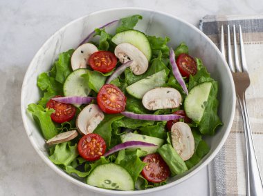 Salatalık, domates, soğan ve mantarlı bahçe salatası.