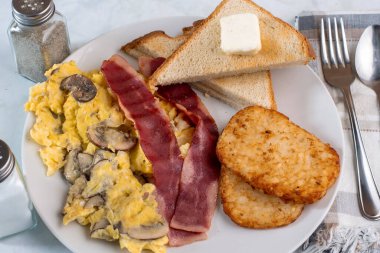   Hindi pastırması ve mücver ile servis edilen mantarlı omlet.