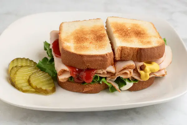 Ketçaplı hindili sandviç ve turşulu hardal., 