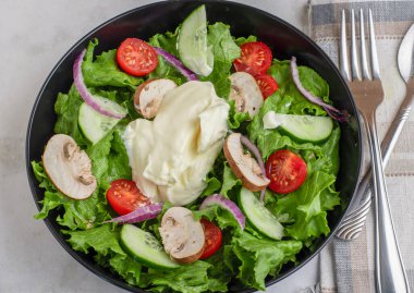  Domatesli salata, mantar ve mayonezli salatalık.