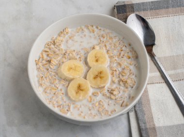 yulaf ezmesi ve muzla servis edilen süt.