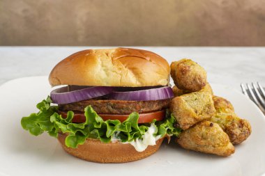 Marullu garen vejetaryen burger, brokoli soslu çörekli domates..