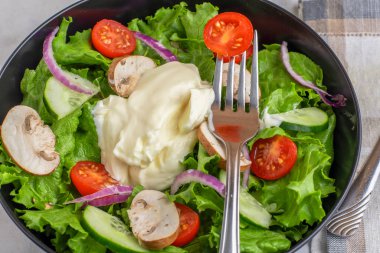  Domatesli salata, mantar ve mayonezli salatalık.