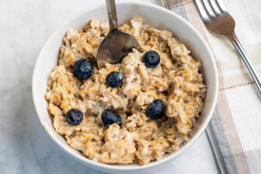 Bir kase yulaf ezmesi ve böğürtlen., 