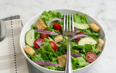 Domatesli bahçe salatası, salatalık ve kızarmış soğan., 